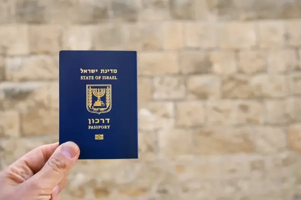 يد تحمل جواز سفر إسرائيلي