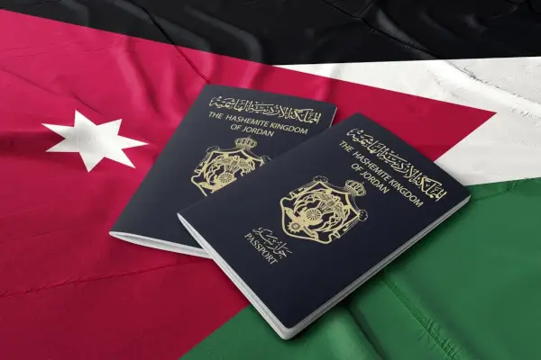 جوازان أردنيان على علم الأردن