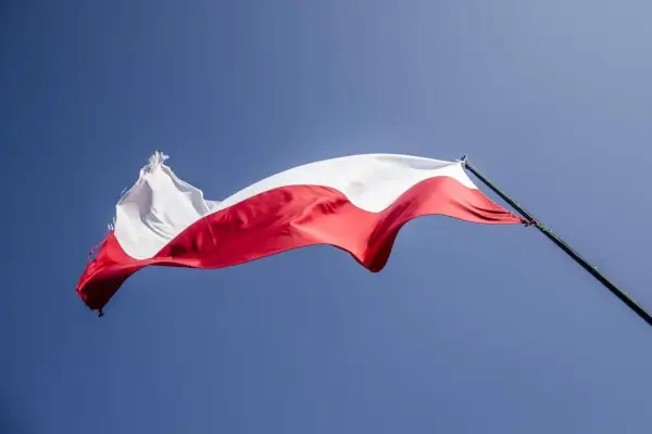 تأشيرة بولندا للمواطنين المصريين: العلم البولندي