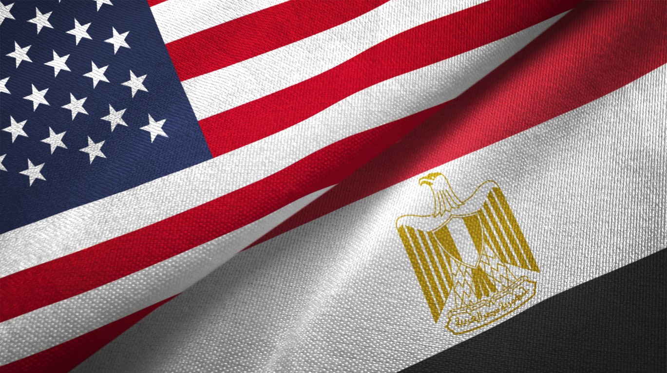 علم الولايات المتحدة الأمريكية بجانب العلم المصري