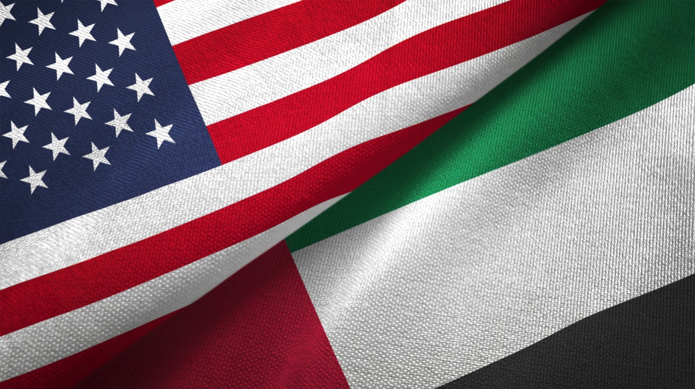 علم الولايات المتحدة بجانب علم دولة الإمارات العربية المتحدة