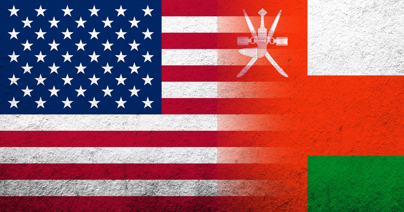 علم الولايات المتحدة بجانب العلم العماني